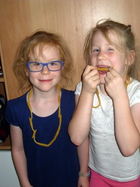 Blog-Inhaltsbild für 'Die Teigwarenkette, eine Übung für kleine Hände und Augen.'