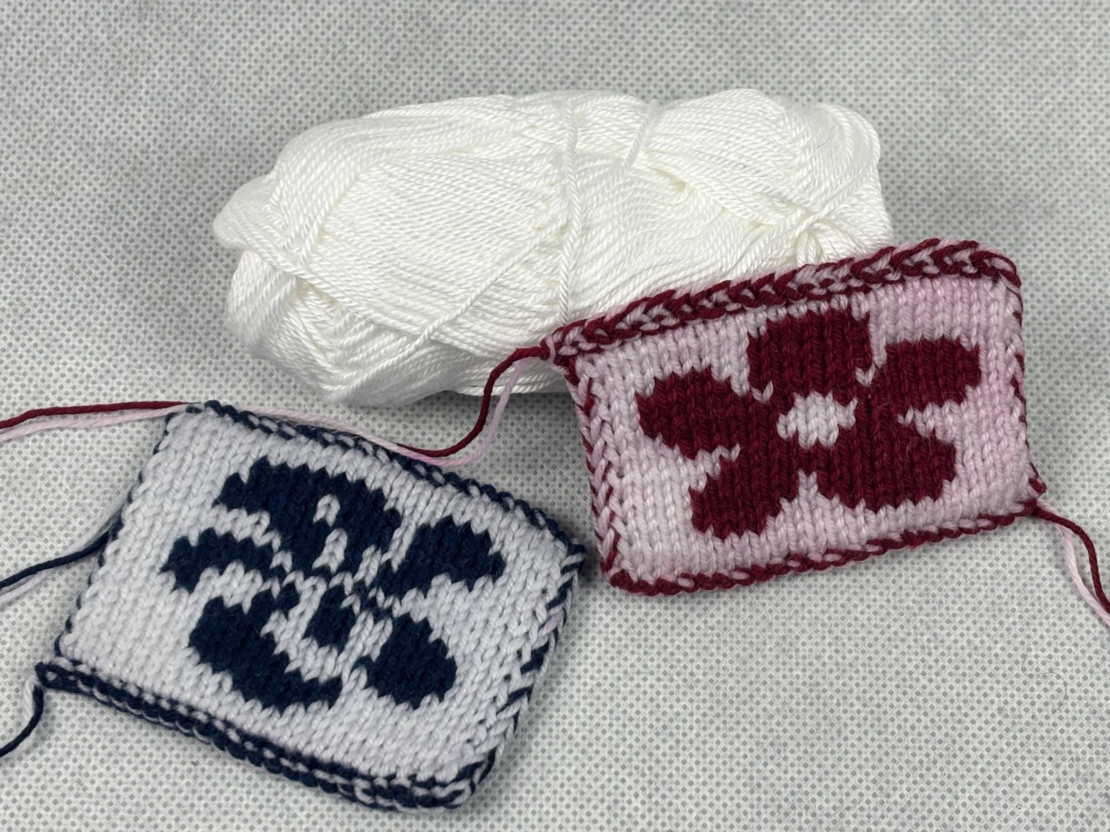 Blog-Inhaltsbild für 'Strickwolle färbt ab – was tun? Tipps für mehrfarbiges Stricken & Häkeln'