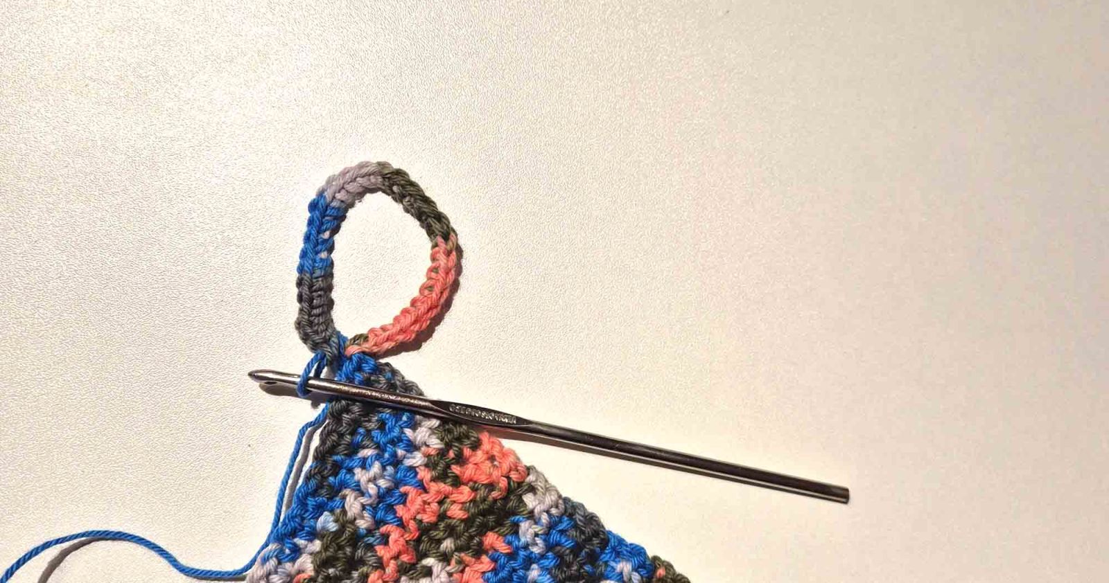 Die Schlaufe der Luftmasche wurde mit festen Maschen umhäkelt.