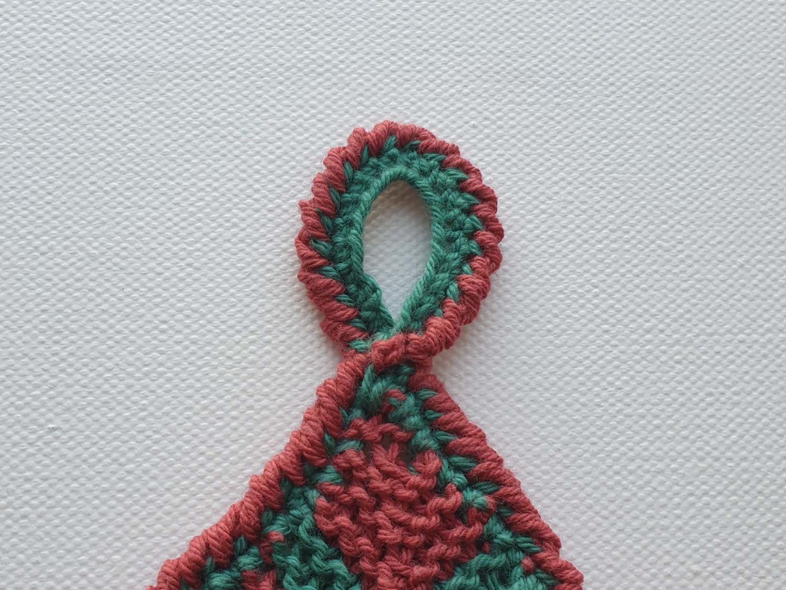 Die Aufhängung des Topflappens ist zu sehen.