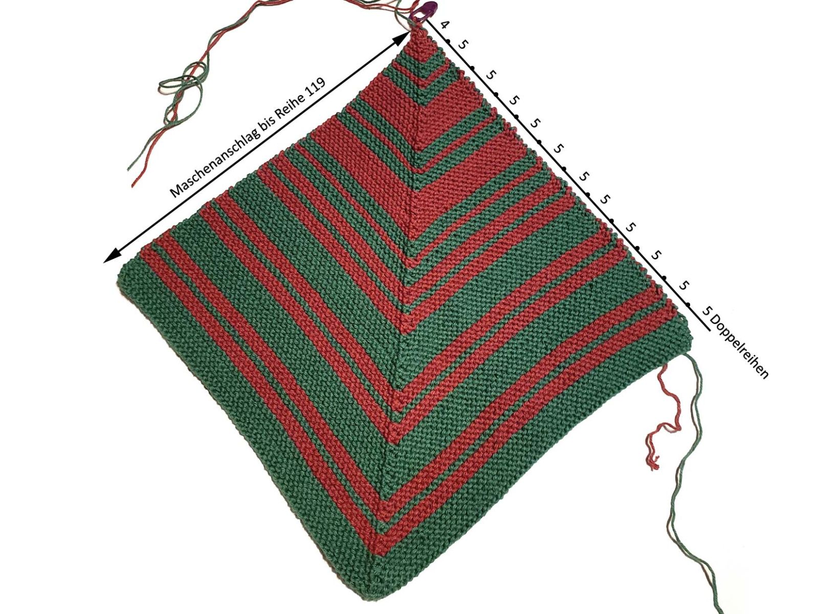 Das Bild des gestrickten Topflappens, nun mit eingezeichneten Abschnitten von 5 Doppelreihen ist zu sehen.