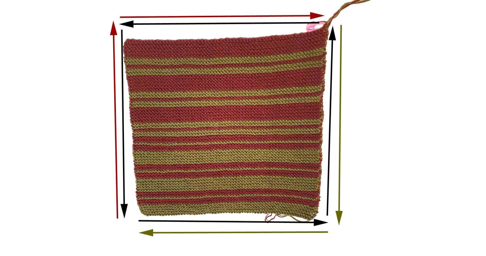 Der gleiche Topflappen ist wieder zu sehen. Dieses Mal sind noch Pfeile eingezeichnet, die die Häkelrichtung der Umrandung zeigen.