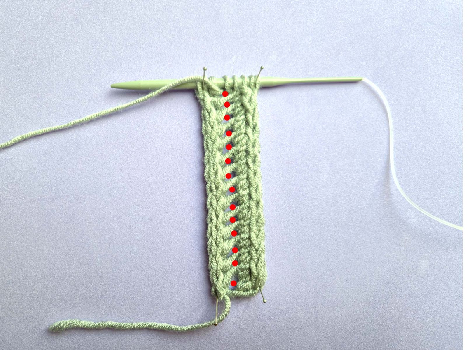 Gleiches Bild wie zuvor, nur sind nun die Löcher mit einem roten Punkt versehen, zum besseren Zählen.