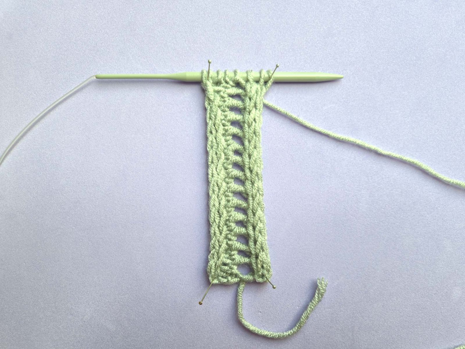 Gleiches Strickstück mit 14 Löchern, jetzt als Ansicht von der Rückseite.