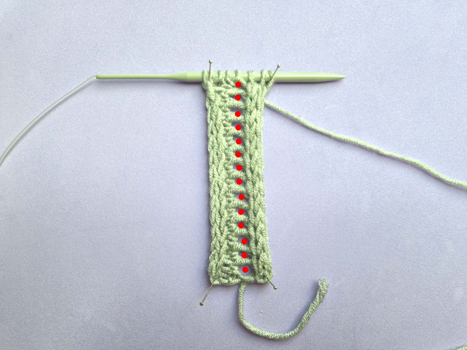 Gleiches Bild von der Rückseite. Jetzt wieder mit roten Punkten die Löcher gekennzeichnet.