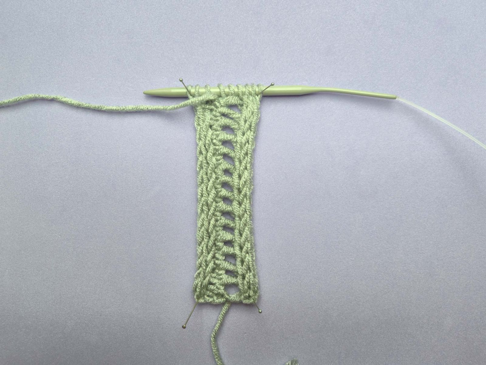 Die Rückseite des Strickstücks nach Reihe 29. Eine weitere Lochreihe ist im Entstehen.