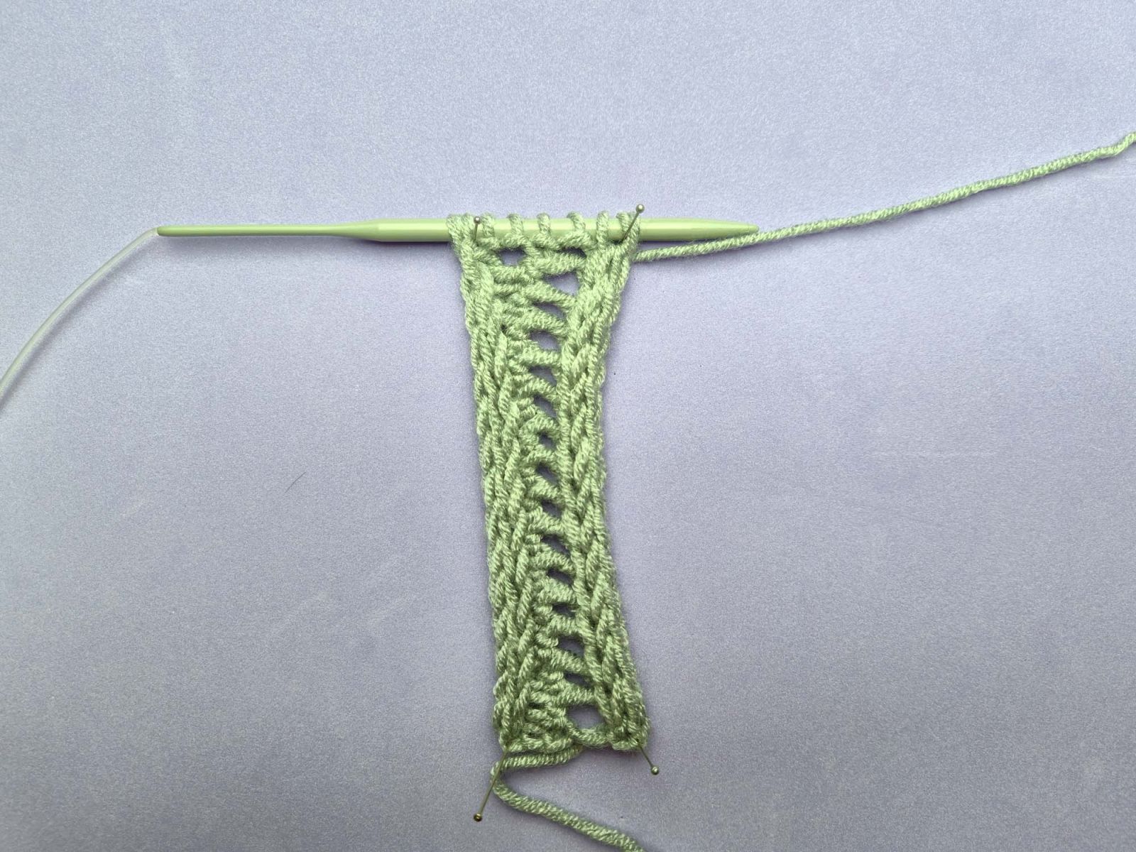 Das Strickstück nach Reihe 30. Die neu entstehende Lochreihe ist deutlich zu erkennen.