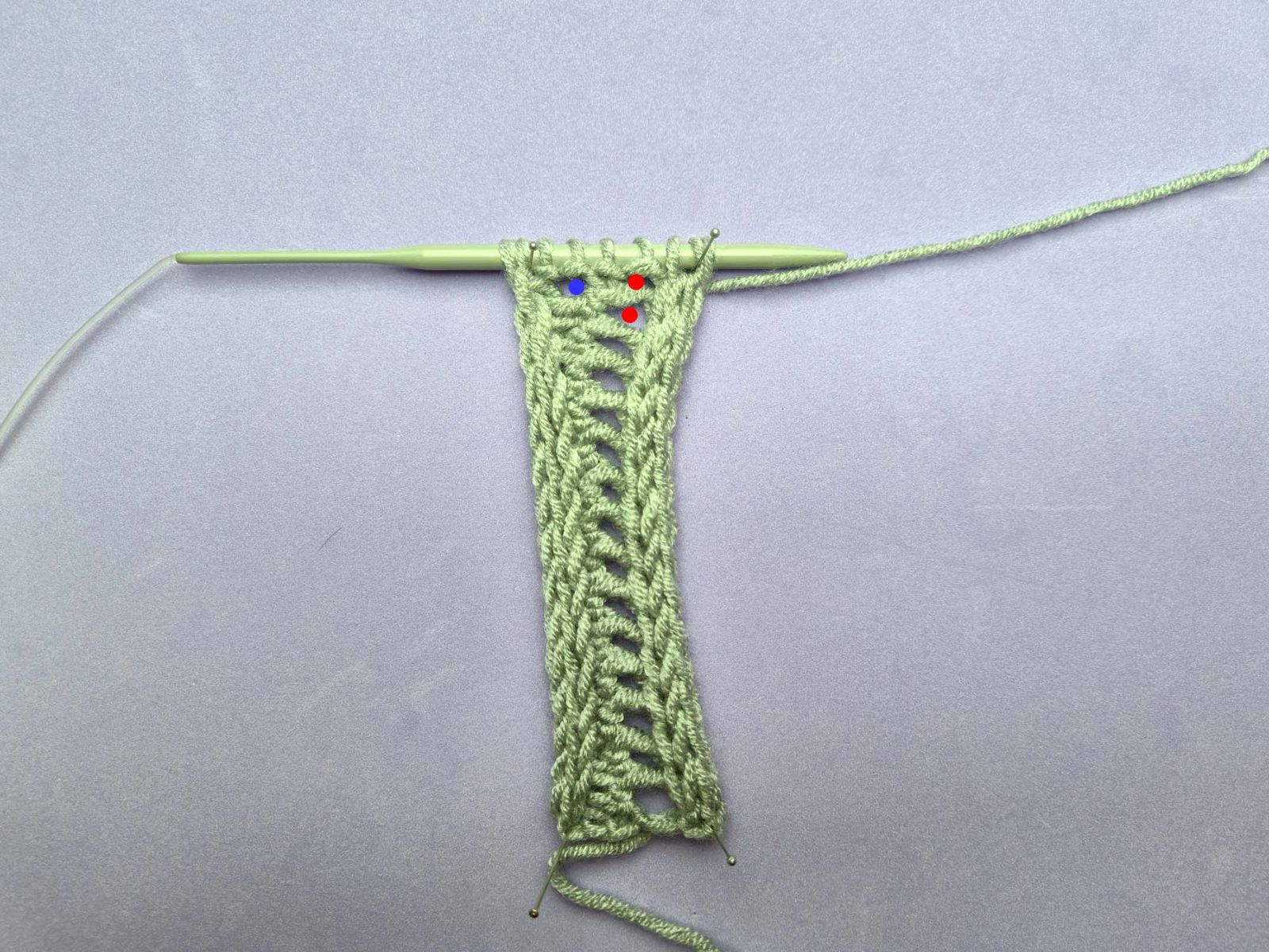 Gleiches Bild, jetzt wieder mit rot und blau gekennzeichneten Löchern.