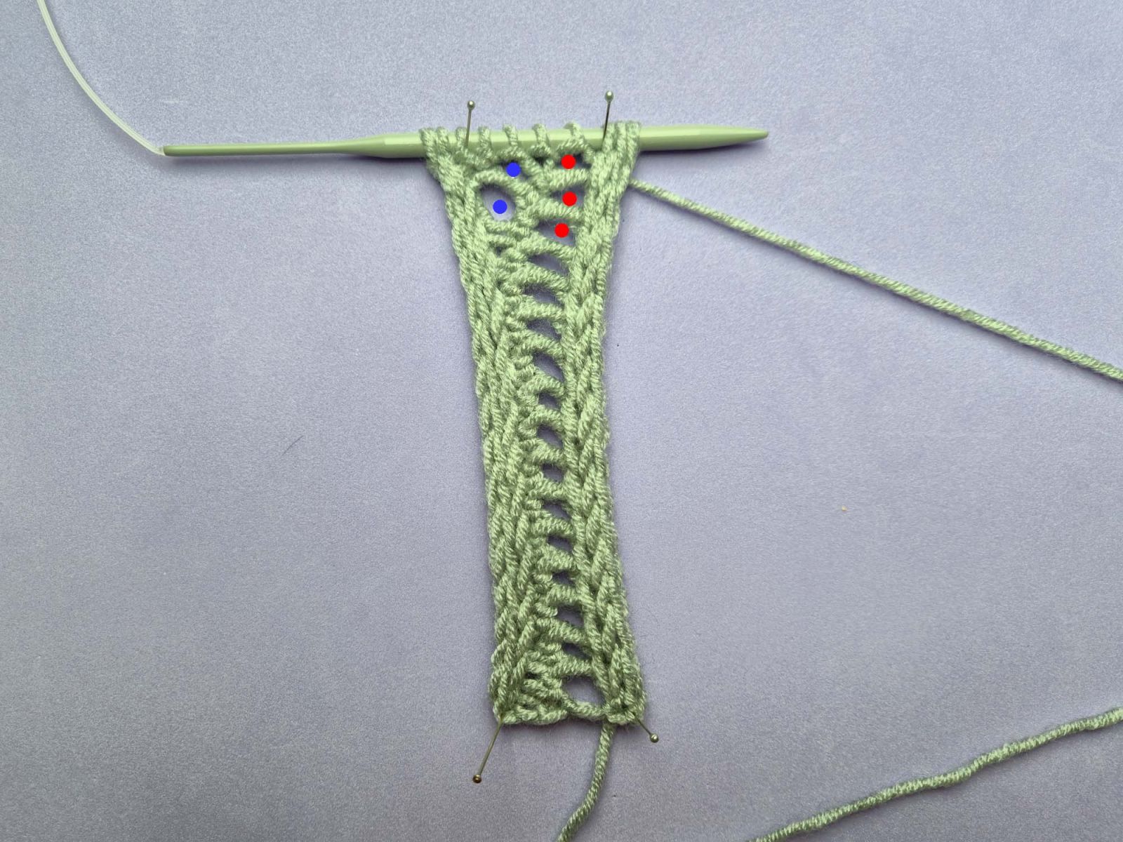 Gleiches Bild wie zuvor. Jetzt wieder mit rot und blau gekennzeichneten Löchern.