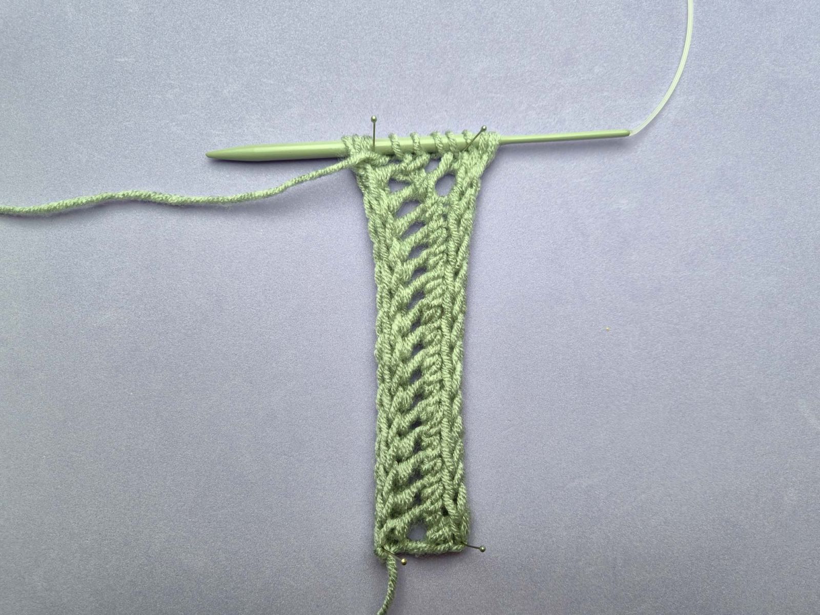 Das Strickstück von der Vorderseite aus gesehen, nachdem Reihe 32 gestrickt wurde.