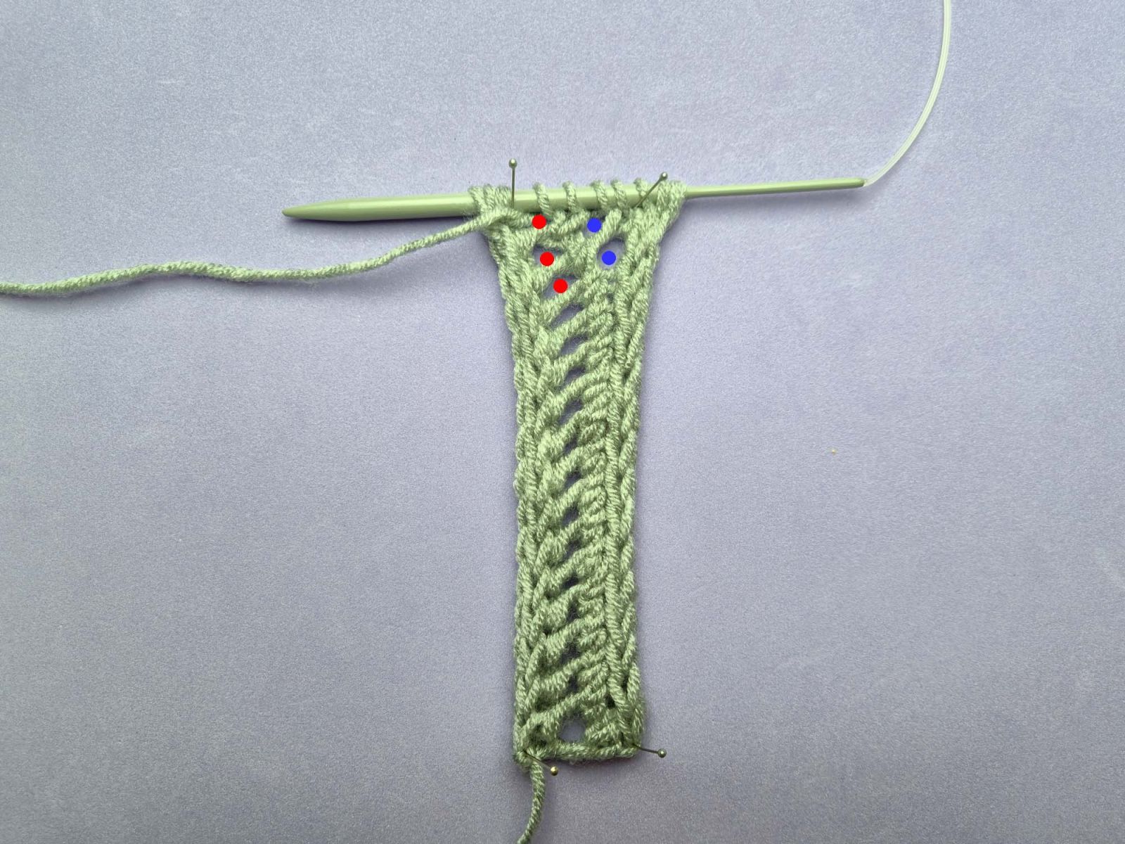 Gleiches Bild wie zuvor, nur wieder mit farbig (rot und blau) gekennzeichneten Löchern.