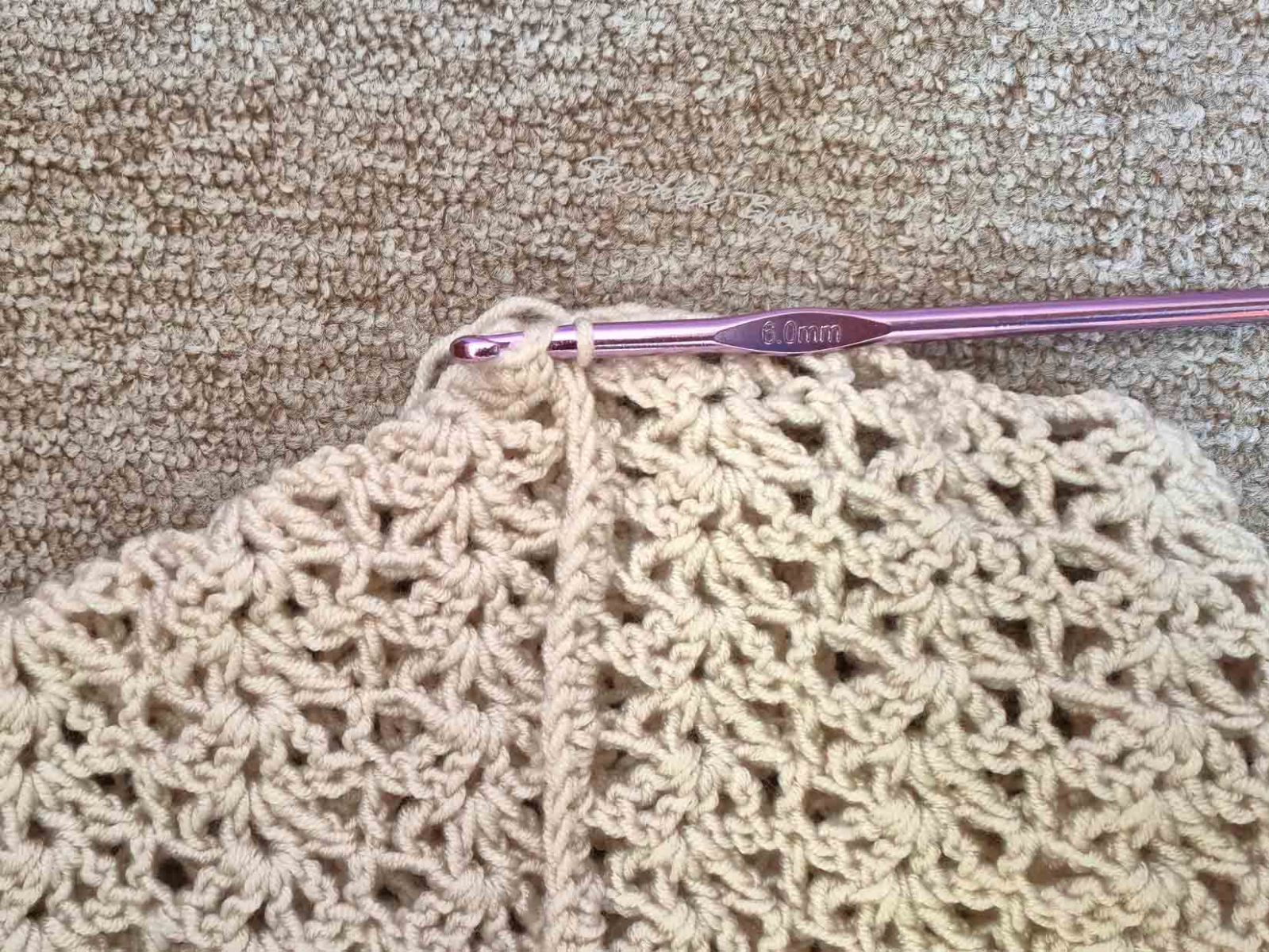 Das Bild zeigt das Einstechen der Nadel für die Kettmasche zum Rundeschließen.