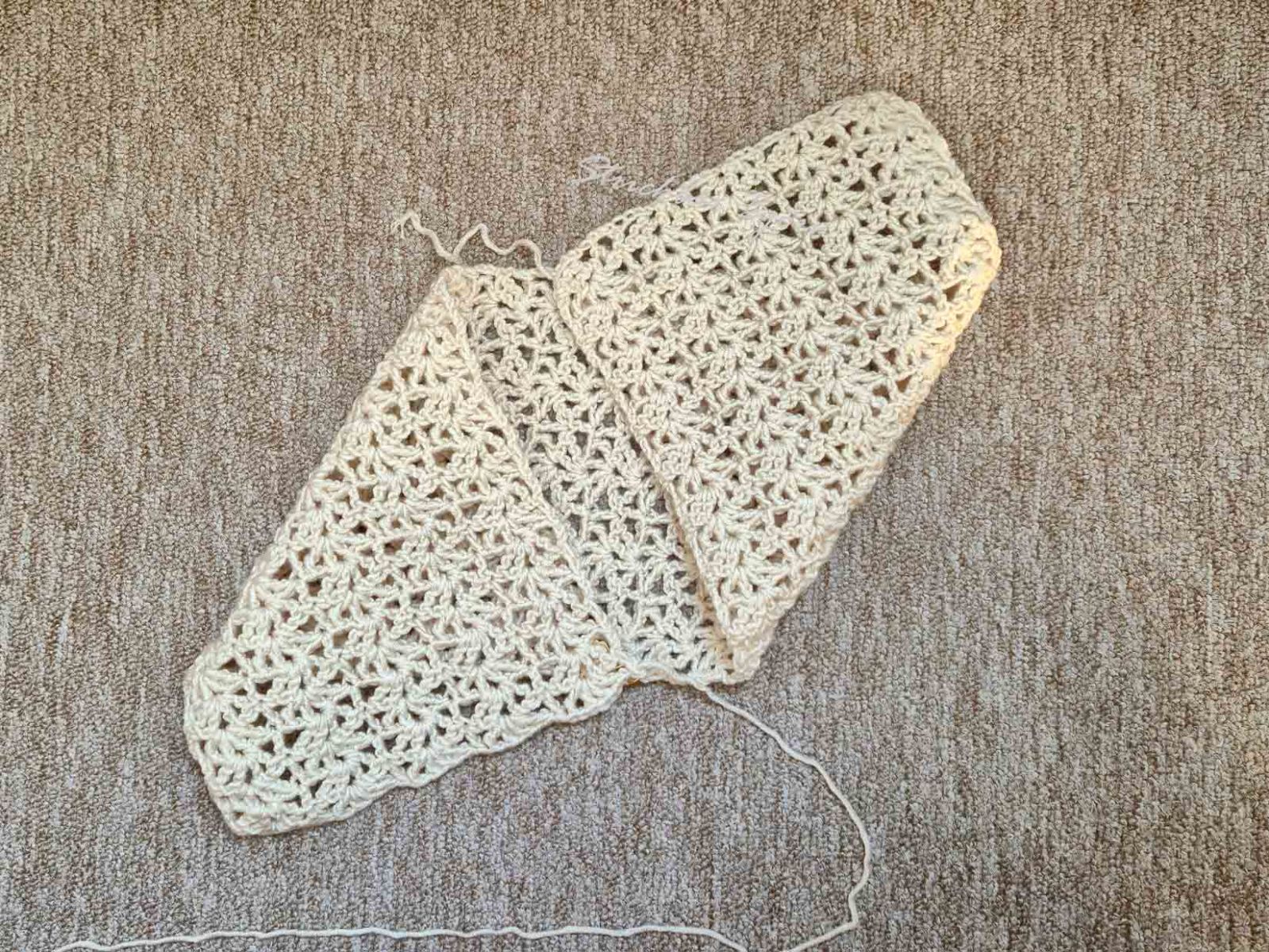 Um die Form zu bilden, werden die Ecken des Häkelstück nach einem bestimmten Prinzip umgeschlagen.