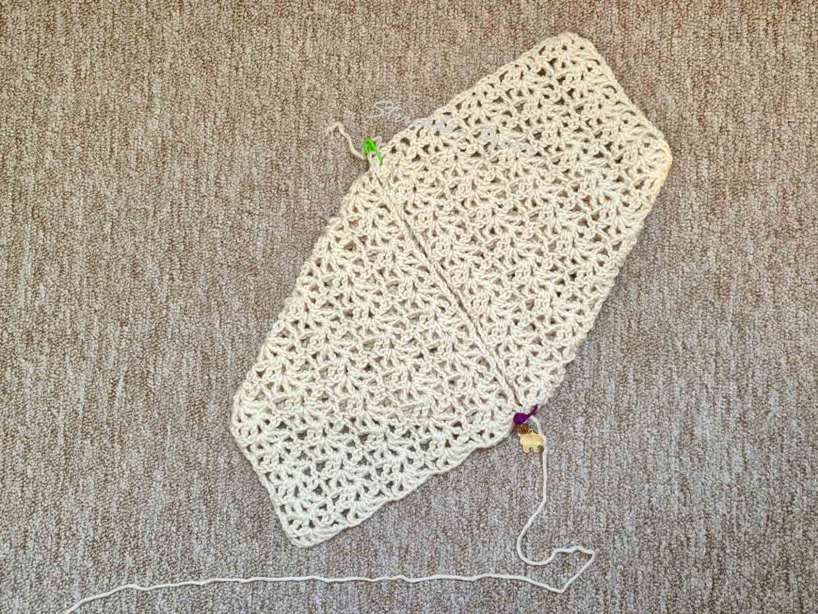 Anfang und Ende der zusammenstoßenden Kanten werden mit Maschenmarkierern gekennzeichnet.