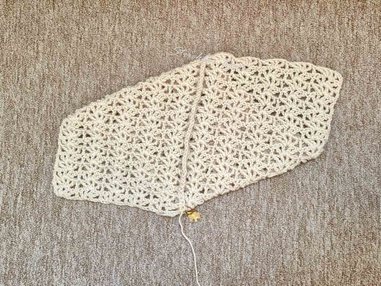 Das Bild zeigt die zusammengehäkelten Kanten.