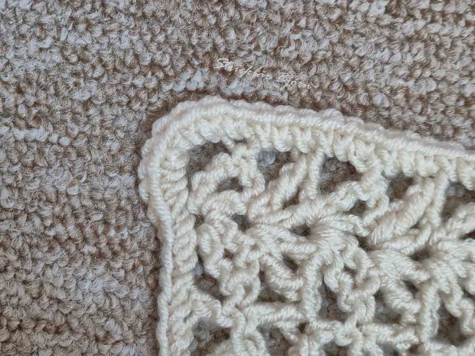 Das Bild zeigt eine umhäkelte Ecke des Häkelstücks.