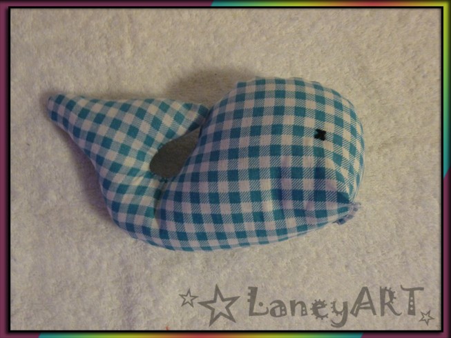 Schönes Babyspielzeug - Rassel-Quietsch-Klingel-Kissen in Form eines Wals (Nähanleitung) Schönes Babyspielzeug - Rassel-Quietsch-Klingel-Kissen in Form eines Wals (Nähanleitung)