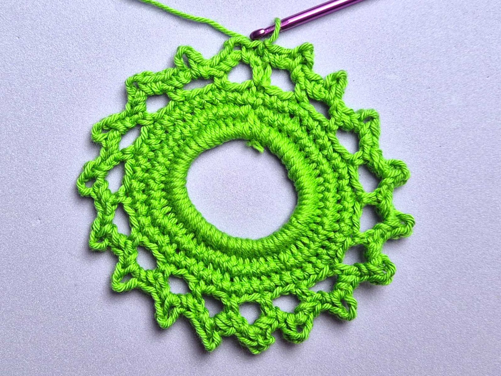 Das Häkelstück nach beenden der 5. Runde ist zusehen.