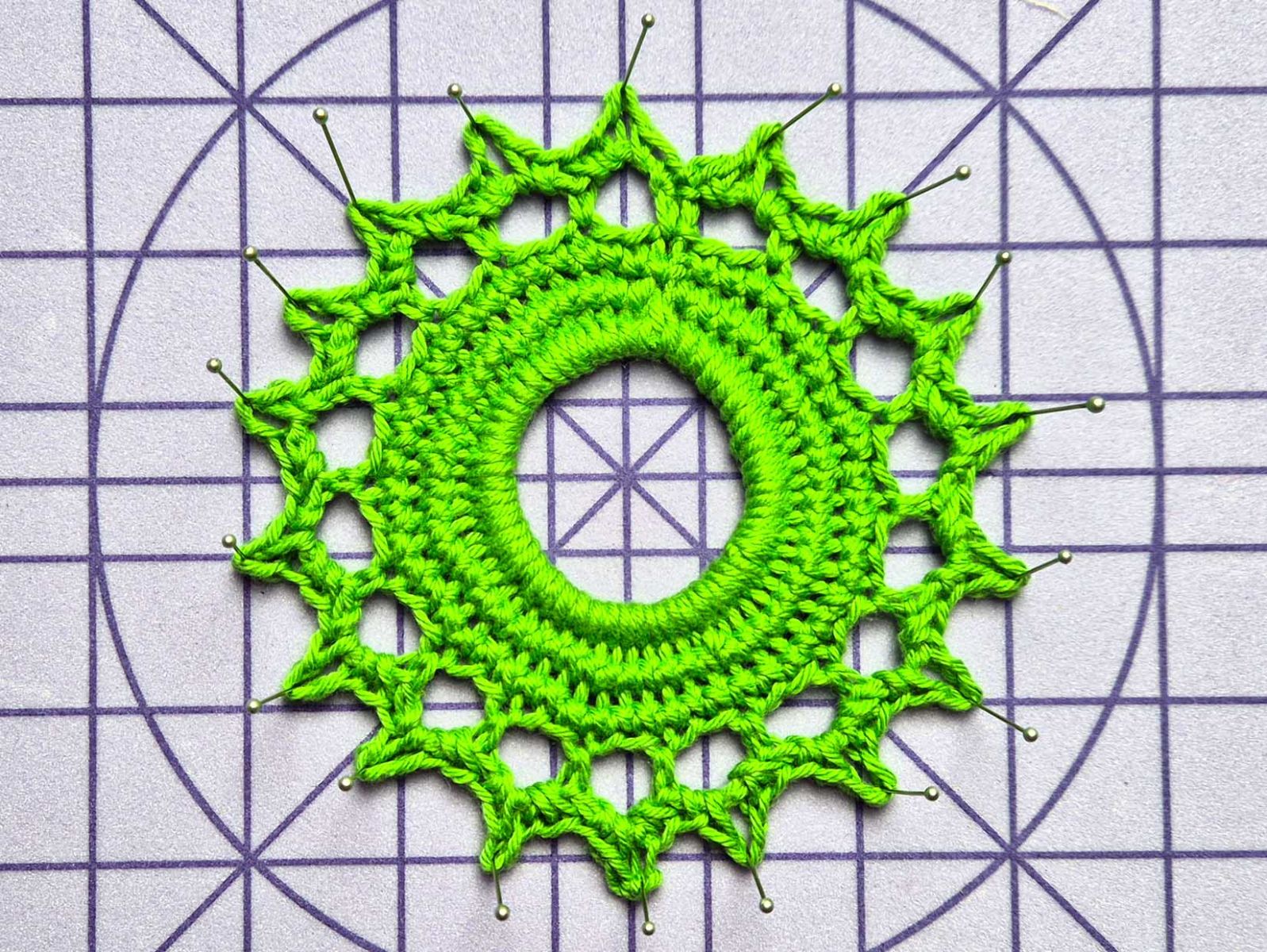Es wird gezeigt, wie das fertige Häkelstück im gespannten Zustand ausschaut.