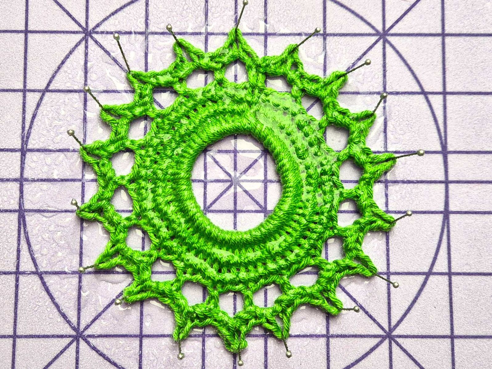 Das gespannte Häkelstück wurde stark angefeuchtet.