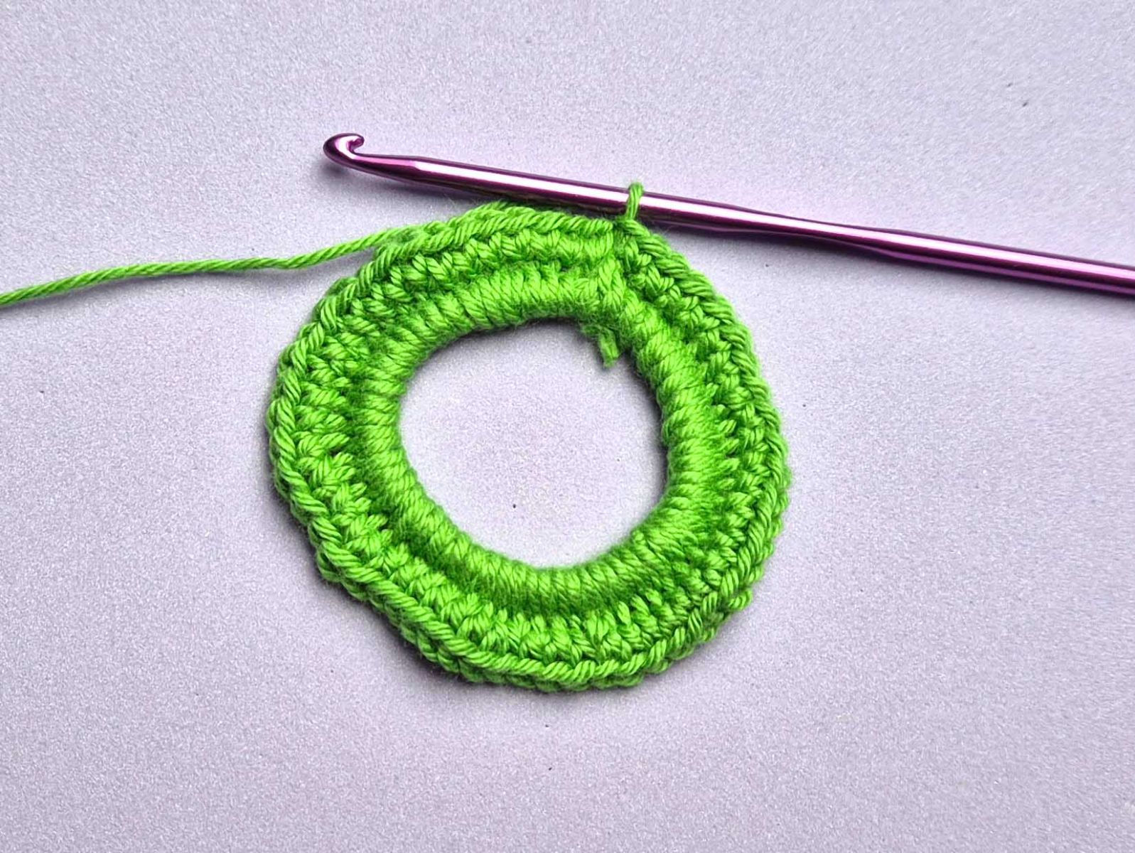 Die zweite Runde mit festen Maschen wurde gehäkelt.