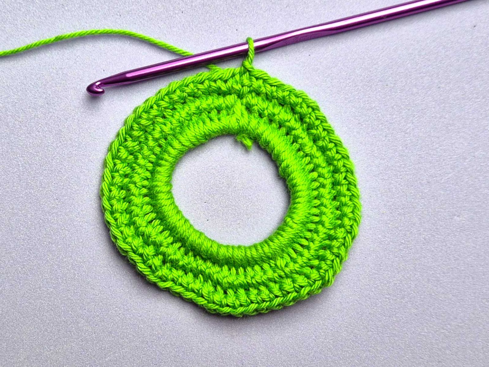 Runde 3 mit festen Maschen wurde gehäkelt.