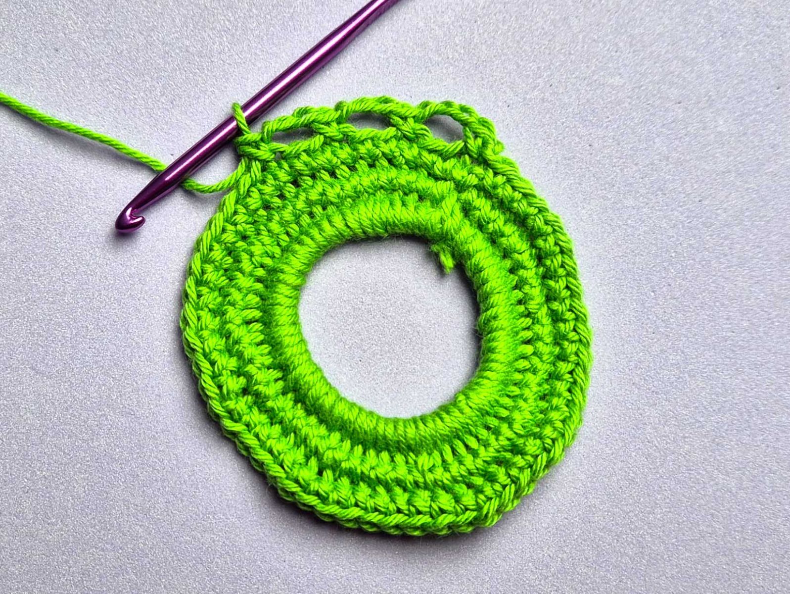 Die ersten 3 Luftmaschenbögen der vierten Reihe sind zu sehen.