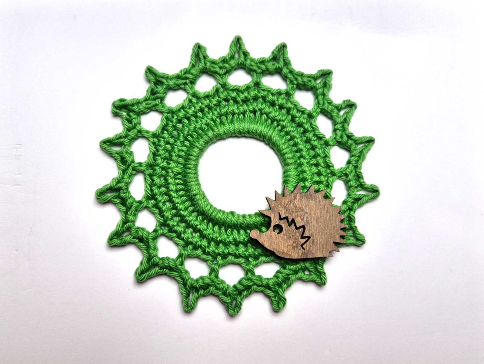 Das Häkelstück wurde dezent mit einem kleinen Igel aus Holz dekoriert.