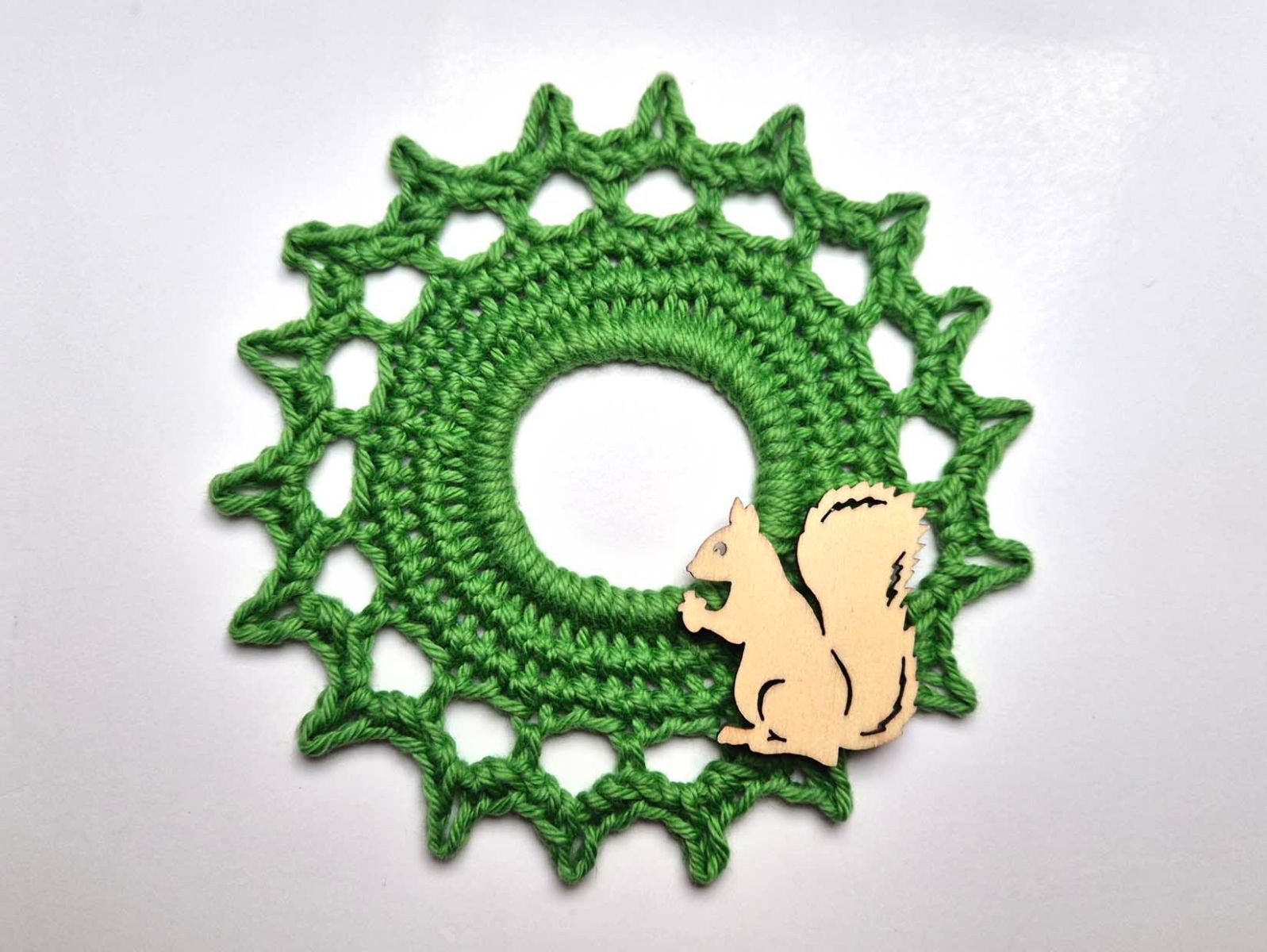 Das fertige Häkelstück hat als dezente Deko ein kleines Eichhörnchen aus Holz bekommen.