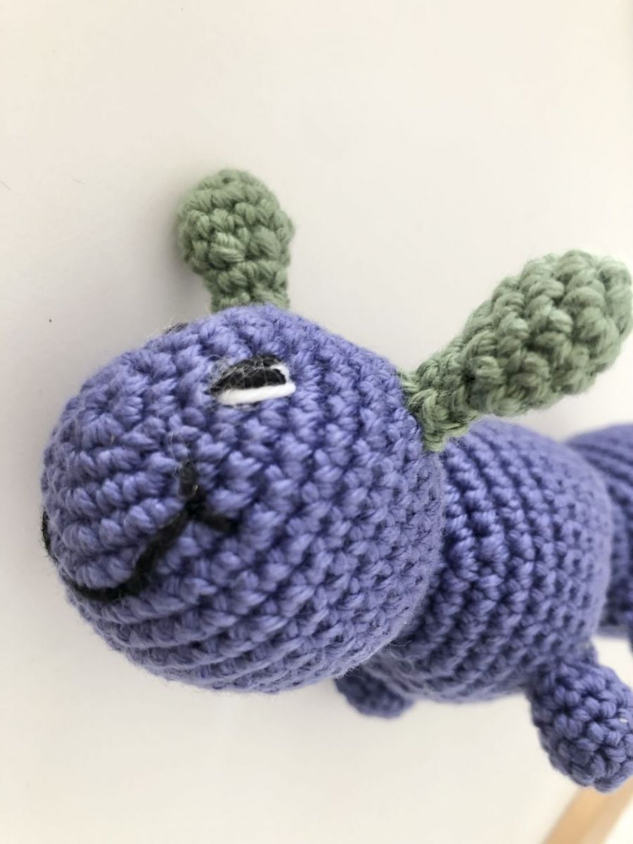 Blog-Inhaltsbild für 'Häkelanleitung Kranz Raupe'