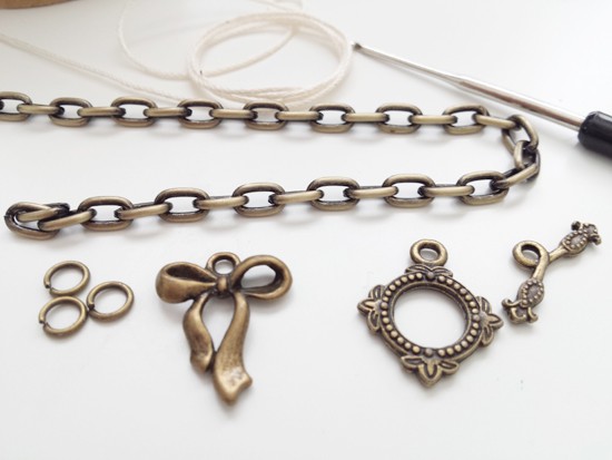 Anleitung für ein romantisches Häkelarmband im Vintage Look