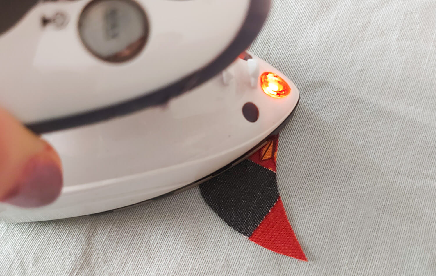 Blog-Inhaltsbild für 'Applikation mit Vögeln aus kleinen Stoffresten nähen'