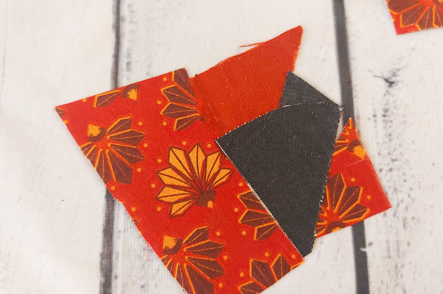 Blog-Inhaltsbild für 'Applikation mit Vögeln aus kleinen Stoffresten nähen'