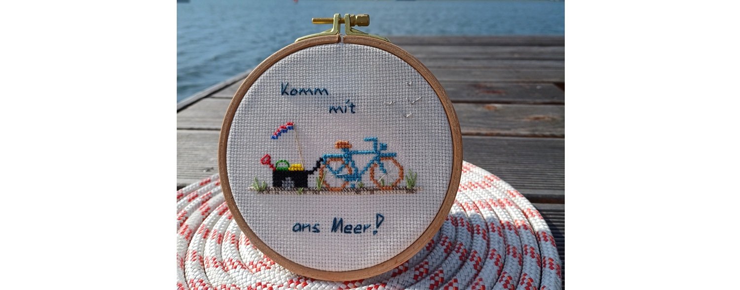 kreuzstichbild im stickrahmen komm mit ans meer