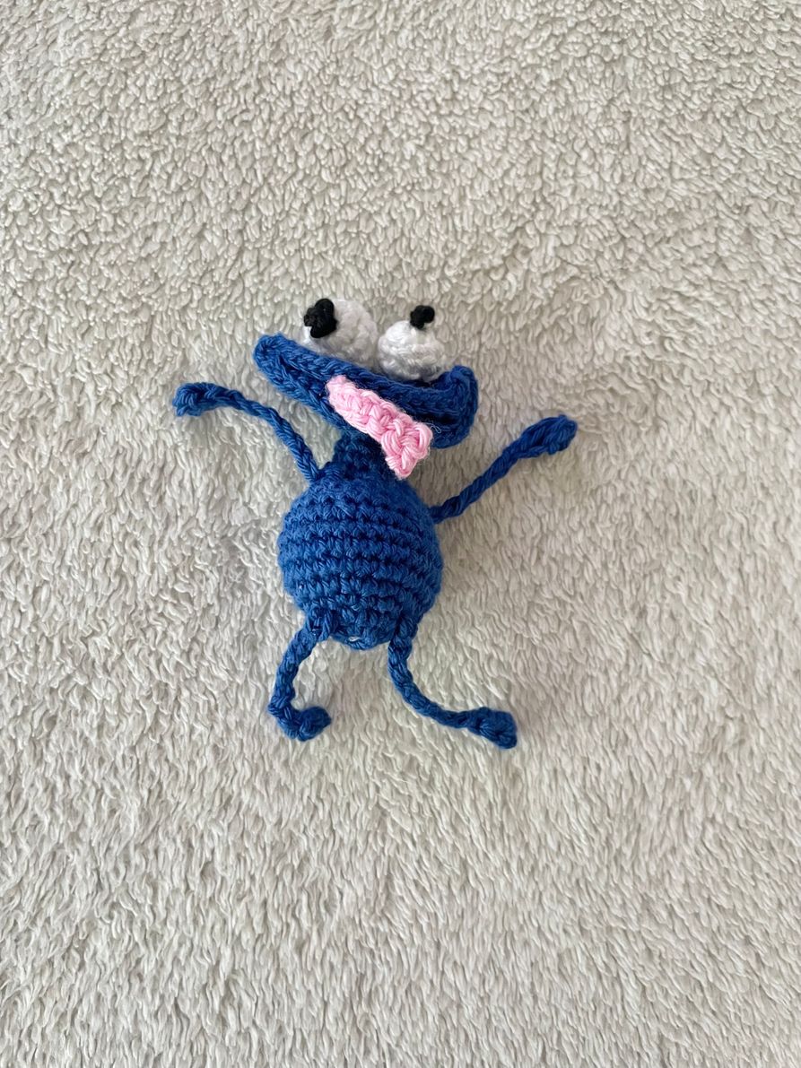 Blog-Inhaltsbild für '„Blauer Amigurumi-Held: Häkelanleitung für Kopf, Körper & Zubehör“'