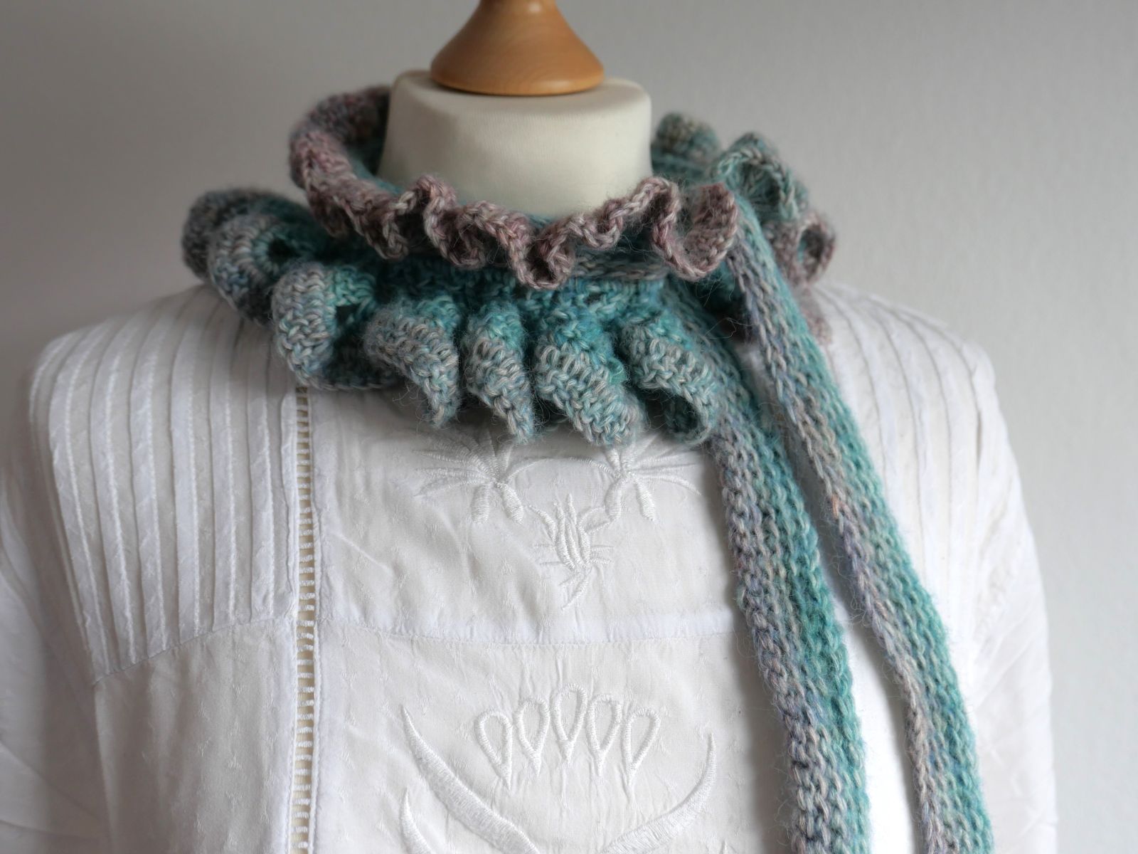 Blog-Inhaltsbild für 'Vom historischen Detail zum modernen Blickfang: Kostenlose Häkelanleitung für ein Jabot'