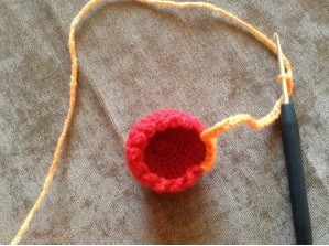 Blog-Inhaltsbild für 'Kostenlose Häkelanleitung Überraschungstierchen Eule und Küken'