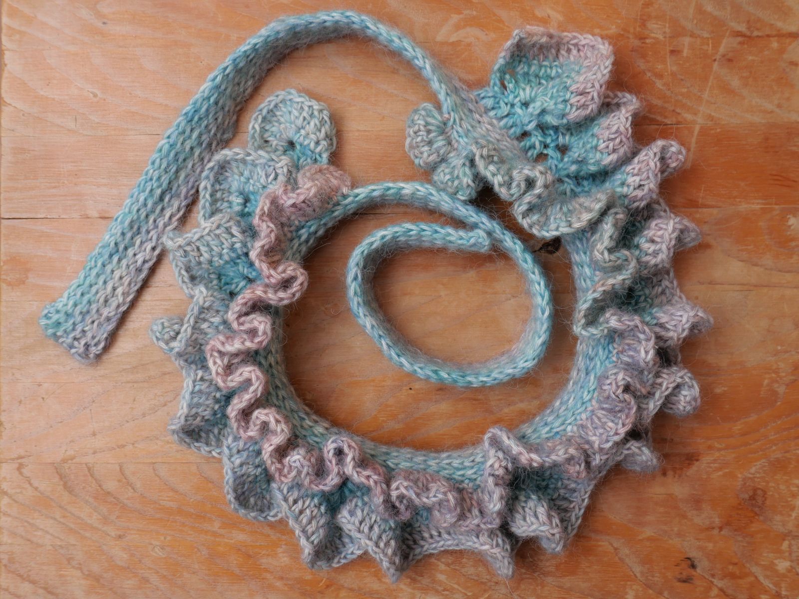 Blog-Inhaltsbild für 'Vom historischen Detail zum modernen Blickfang: Kostenlose Häkelanleitung für ein Jabot'