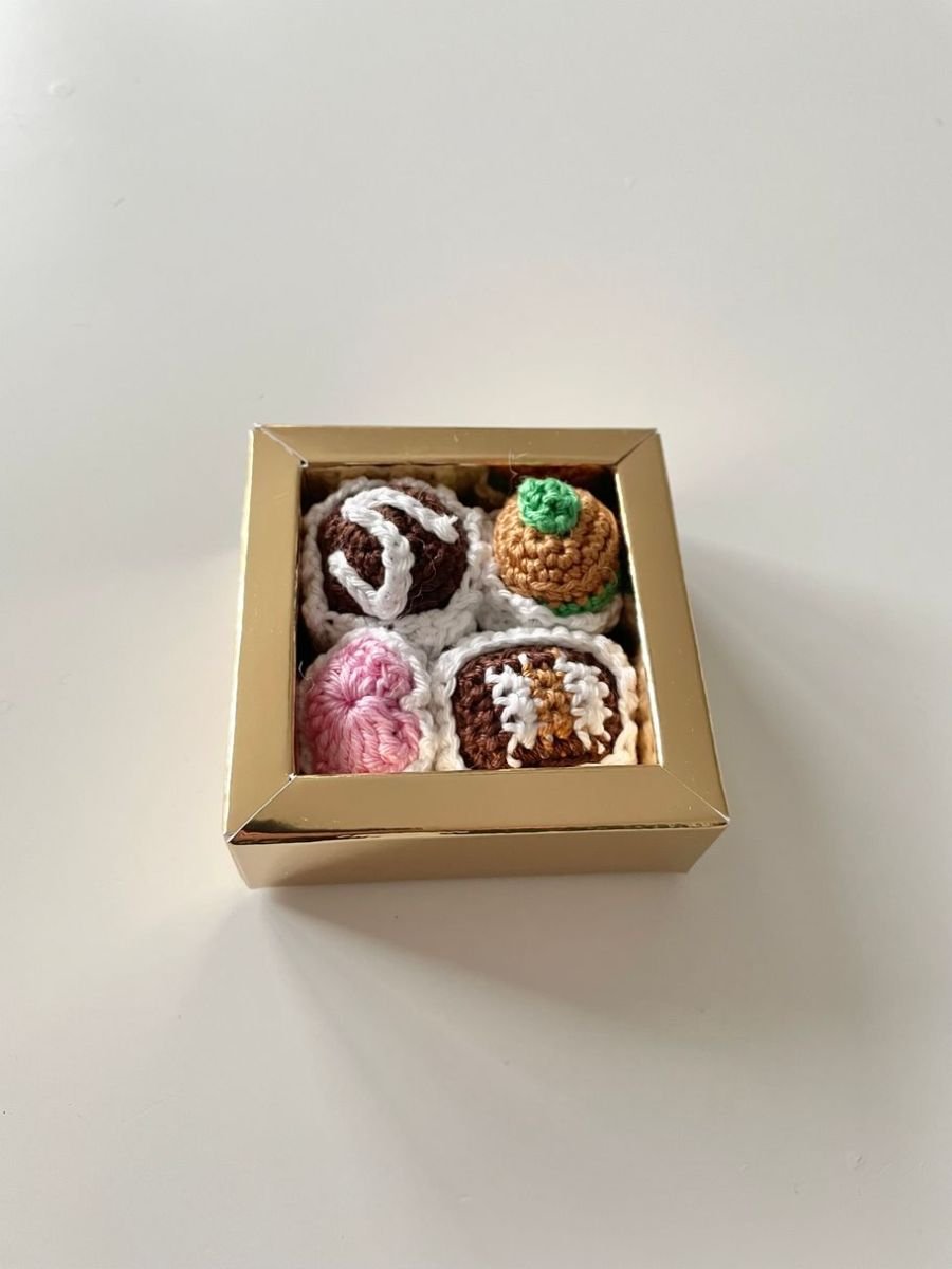 Blog-Inhaltsbild für 'kostenlose Anleitung, Gehäkelte Pralinen – Süße Liebesbotschaft zum Valentinstag'