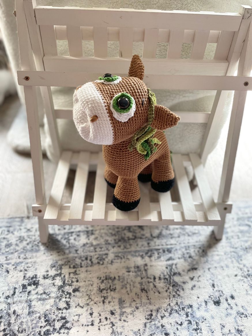 Blog-Inhaltsbild für 'Kostenlose Häkelanleitung: Süßes Amigurumi Pferd selbst gemacht! 🐴💚'
