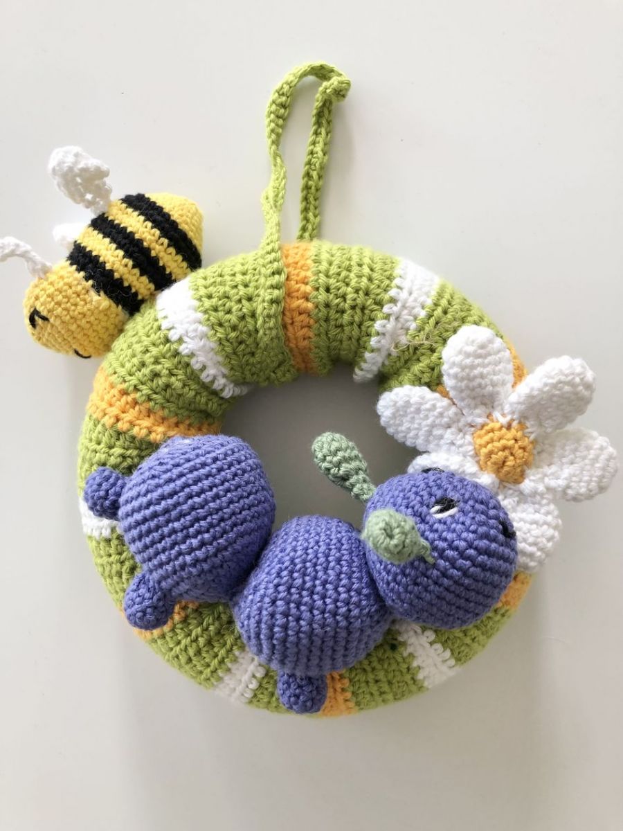 Blog-Inhaltsbild für 'Häkelanleitung Kranz Raupe'