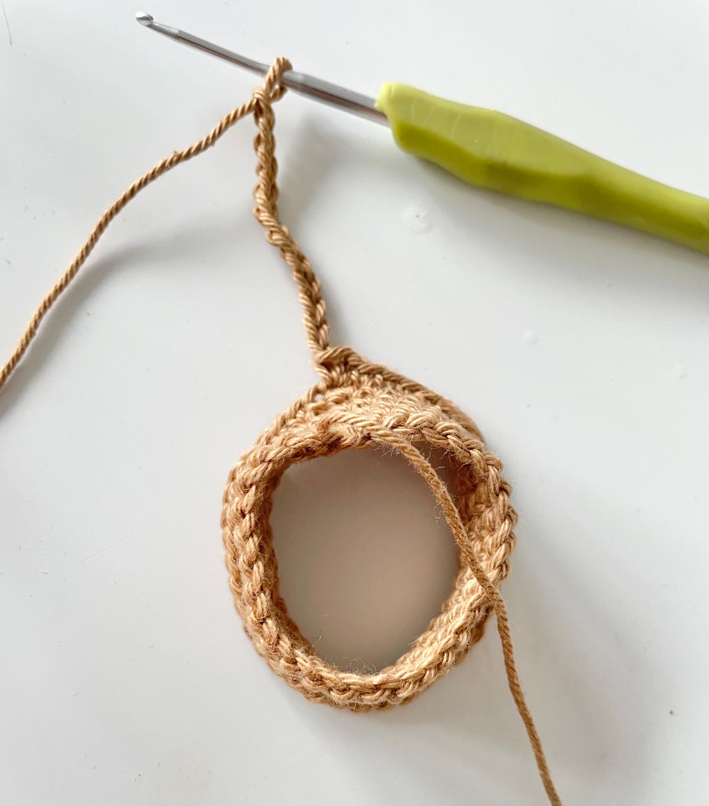 Blog-Inhaltsbild für 'Kostenlose Häkelanleitung: Süßes Amigurumi Pferd selbst gemacht! 🐴💚'