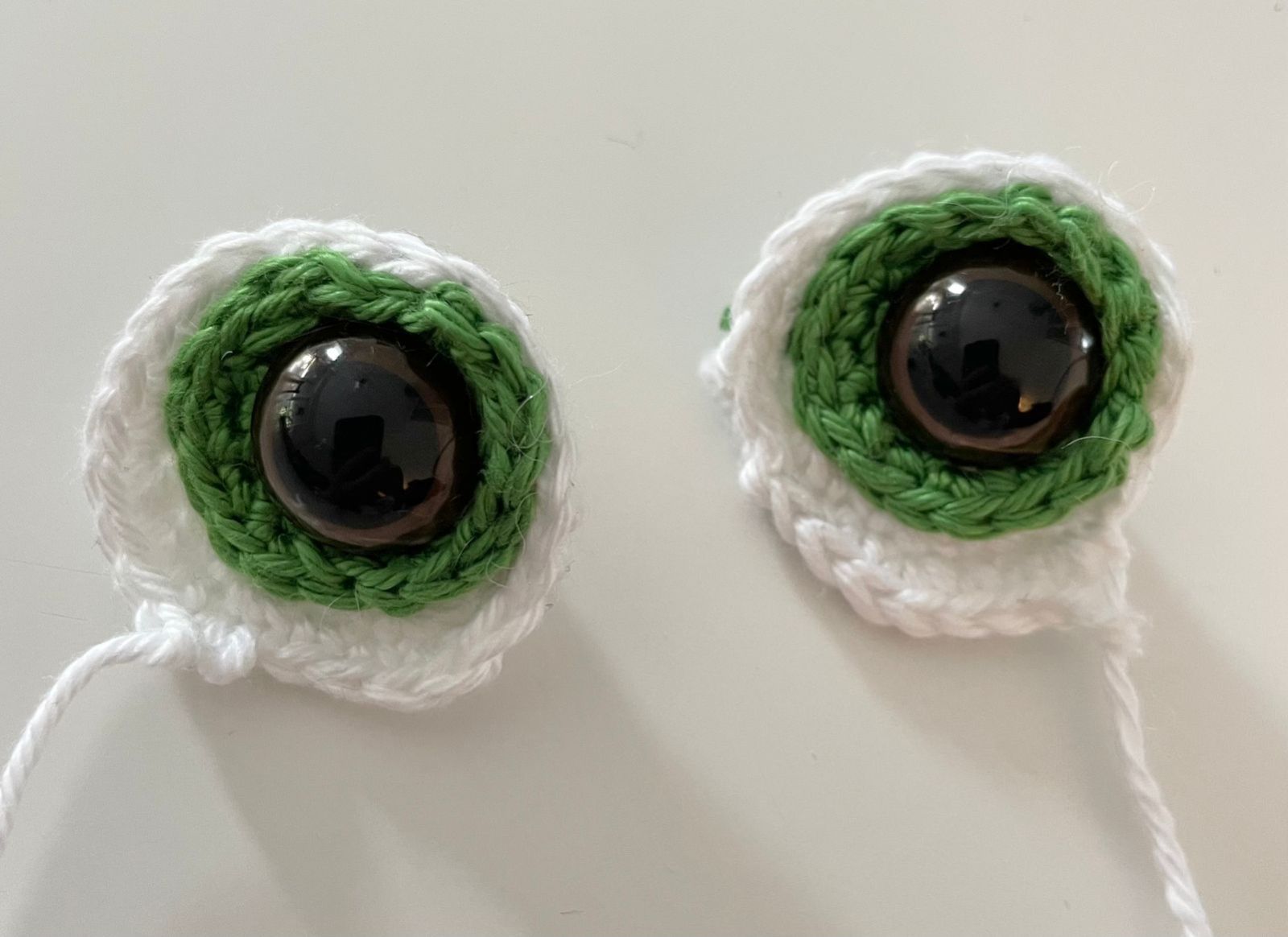 Blog-Inhaltsbild für 'Kostenlose Häkelanleitung: Süßes Amigurumi Pferd selbst gemacht! 🐴💚'