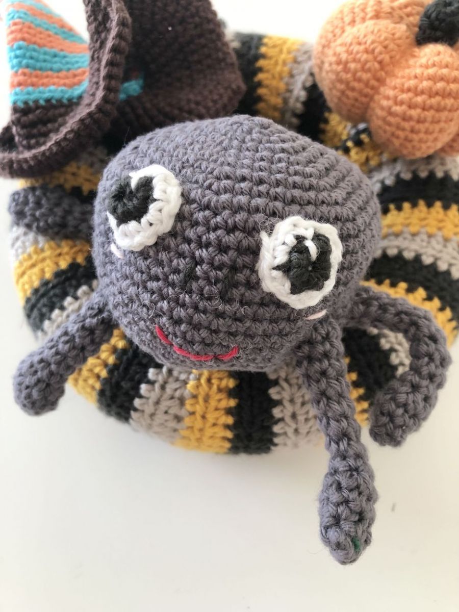 Blog-Inhaltsbild für 'Häkelanleitung Halloween Kranz'