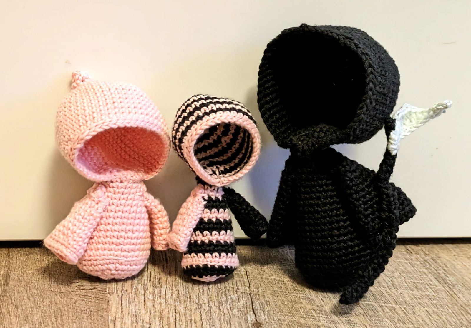 Blog-Inhaltsbild für 'Kostenlose Häkelanleitung Familie Sensenmann'