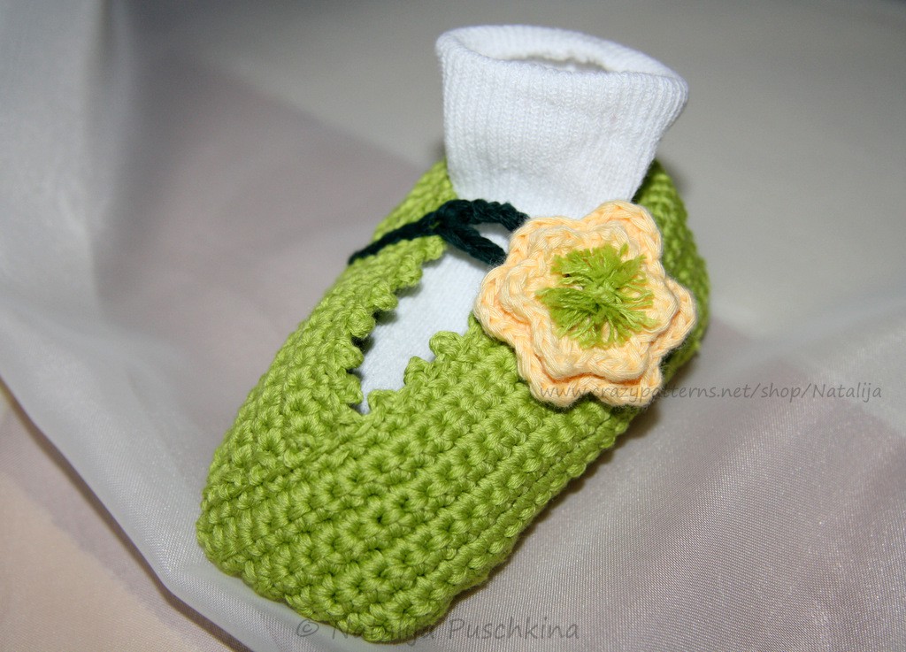 Blog-Inhaltsbild für 'Kostenlose Häkelanleitung für Anfänger - Babyschuhe mit Blume'