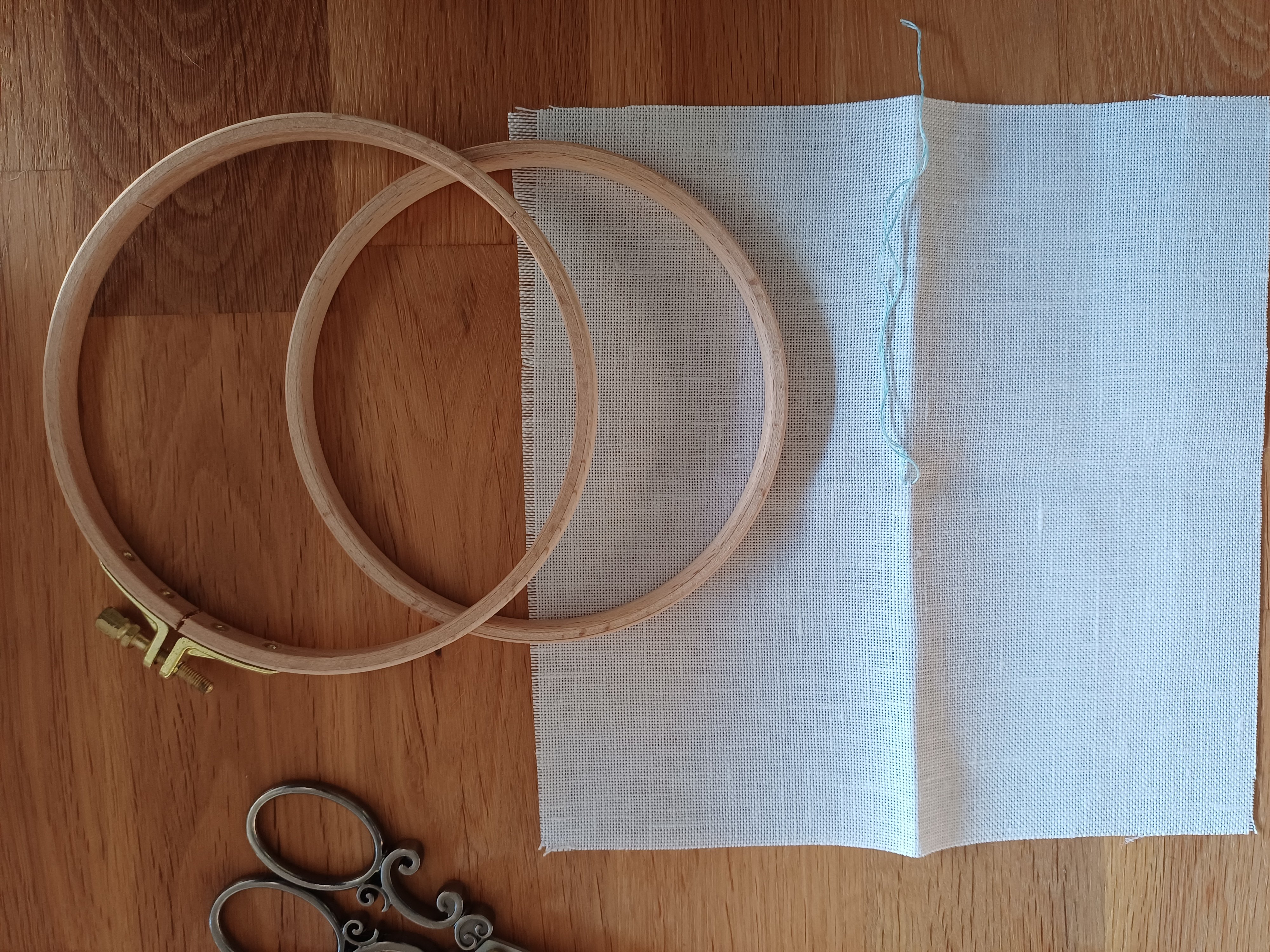 how to use an embroidery hoop