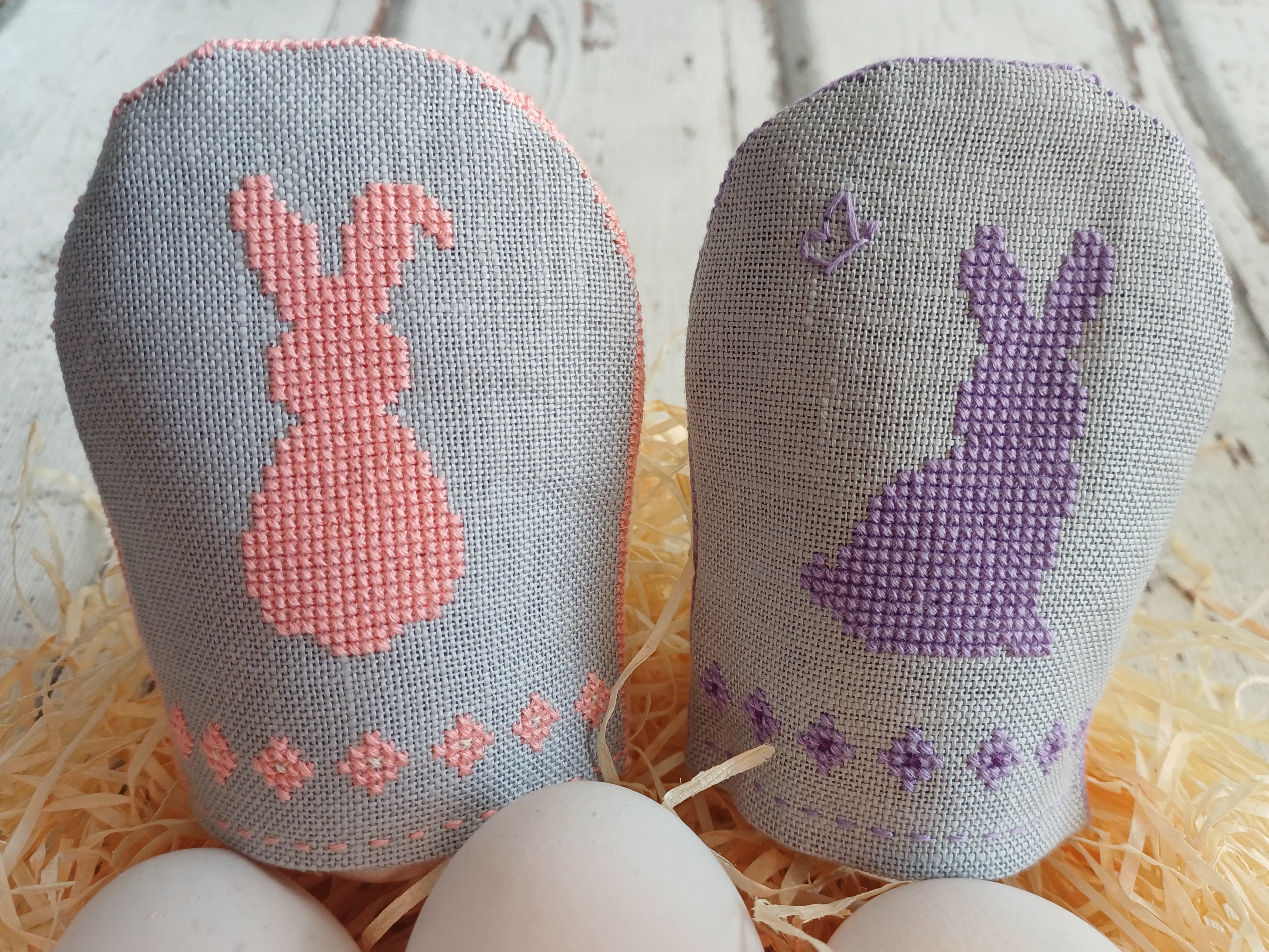 gratis nähanleitung bestickte eierwärmer mit kreuzstich osterhasen