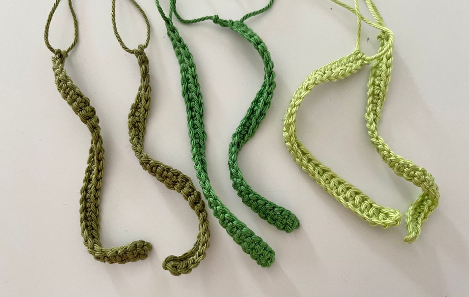 Blog-Inhaltsbild für 'Kostenlose Häkelanleitung: Süßes Amigurumi Pferd selbst gemacht! 🐴💚'