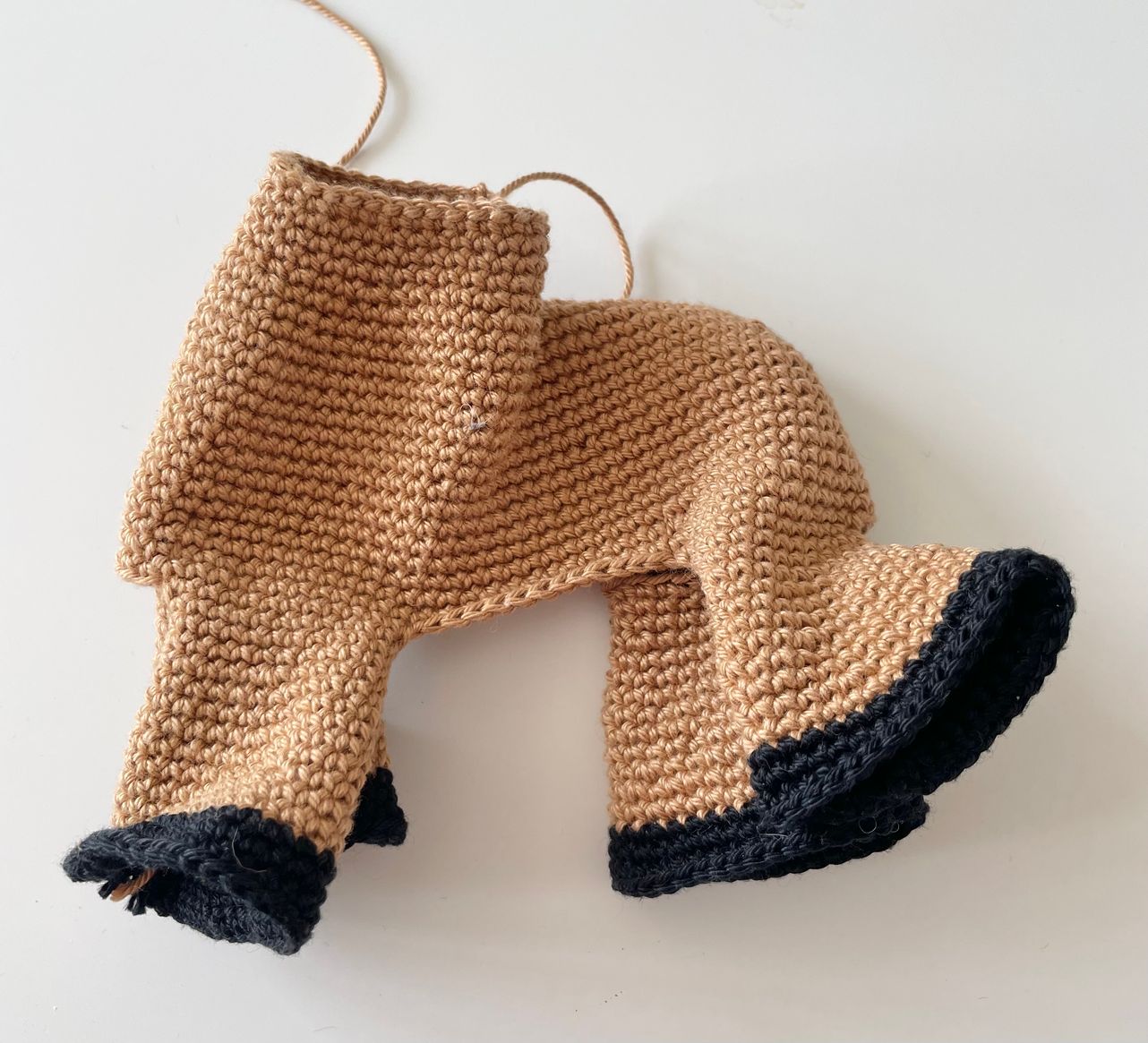 Blog-Inhaltsbild für 'Kostenlose Häkelanleitung: Süßes Amigurumi Pferd selbst gemacht! 🐴💚'